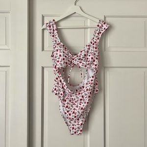 < floral printed one piece >